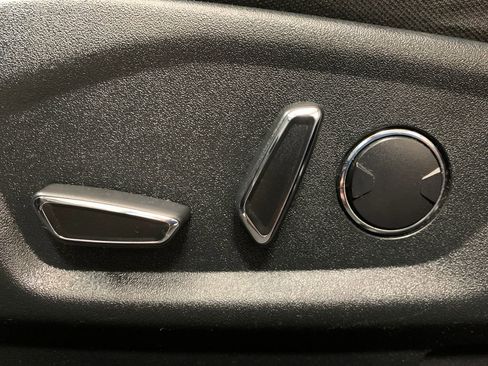 Used 2018 Ford Explorer XLT image 5