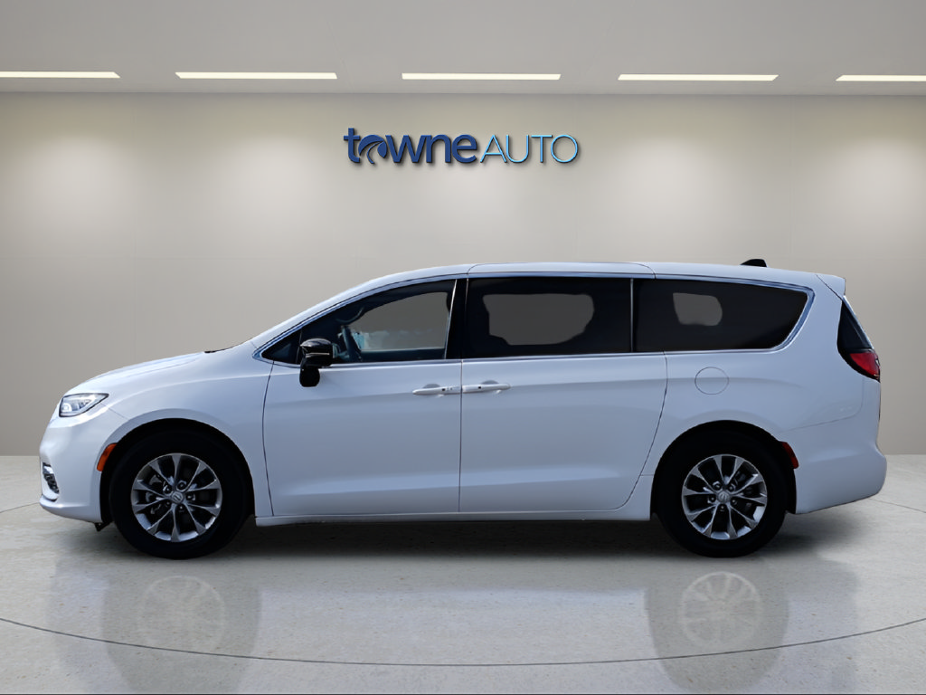 Used 2026 Chrysler Pacifica Limited FWD image 3