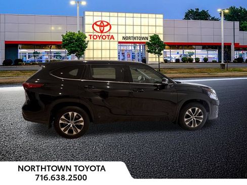 Used 2022 Toyota Highlander XLE AWD/4WD image 29