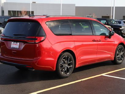 New 2026 Chrysler Pacifica Select w/ S Appearance Package