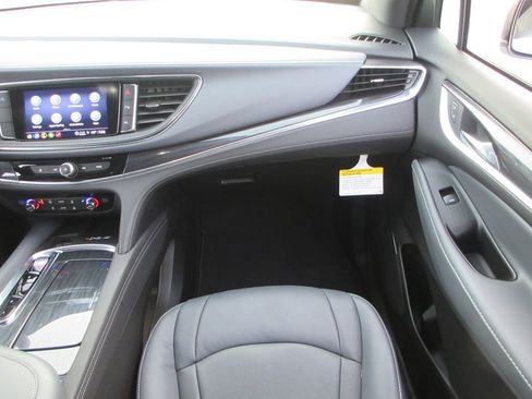 Used 2023 Buick Enclave Essence image 16