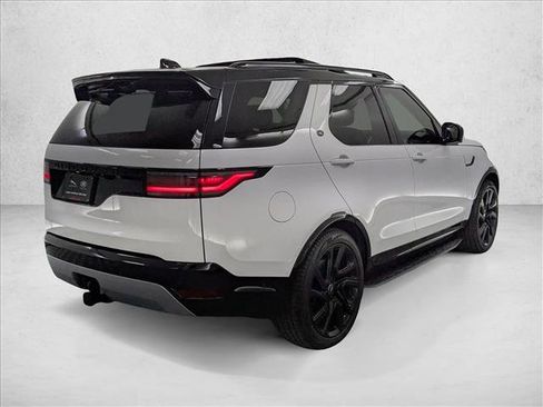 Used 2025 Land Rover Discovery Metropolitan Edition image 5