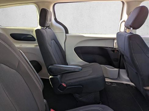 Used 2022 Chrysler Voyager LX image 20