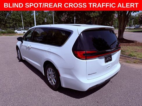 Used 2026 Chrysler Pacifica Select FWD image 5