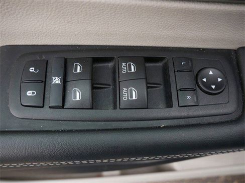 Used 2024 Chrysler Pacifica Touring-L image 17