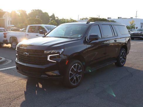 Used 2024 Chevrolet Suburban RST w/ Luxury Package AWD/4WD image 5