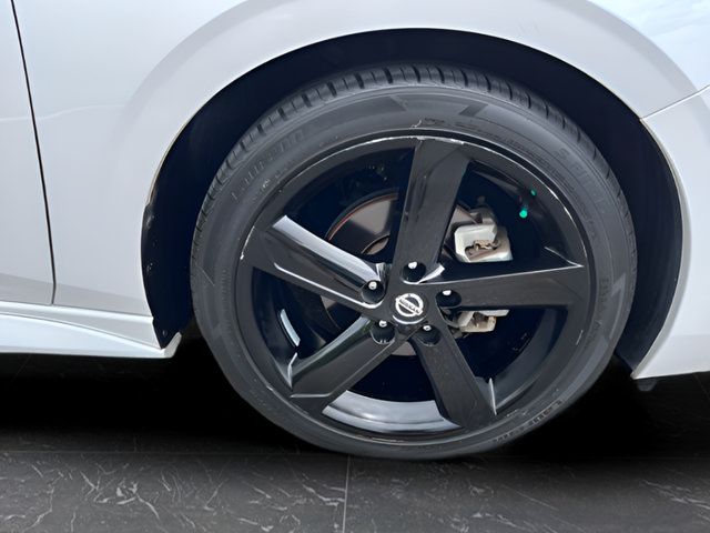Used 2022 Nissan Sentra SR w/ Lighting Package FWD image 9