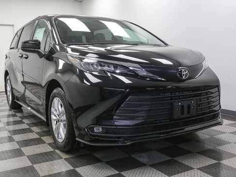 New 2026 Toyota Sienna XLE image 2