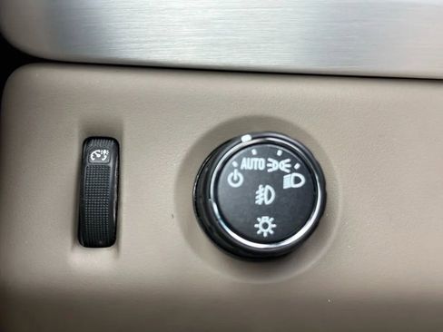 Used 2017 GMC Yukon XL SLE w/ SLE Value Package image 25