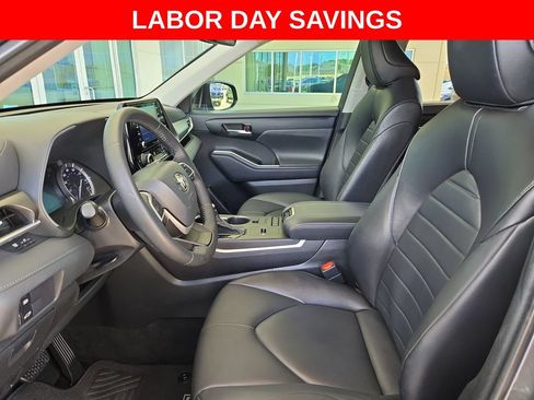 Used 2022 Toyota Highlander XLE FWD image 9