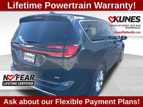 Used 2023 Chrysler Pacifica Touring-L image 4