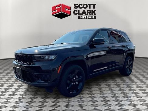 Used 2023 Jeep Grand Cherokee Altitude AWD/4WD image 3