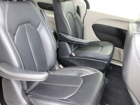Used 2024 Chrysler Pacifica Limited FWD image 22