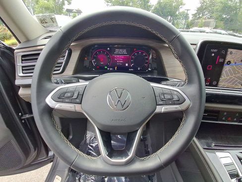 Used 2024 Volkswagen Atlas SEL AWD/4WD image 16