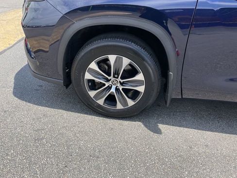 Used 2021 Toyota Highlander XLE image 9