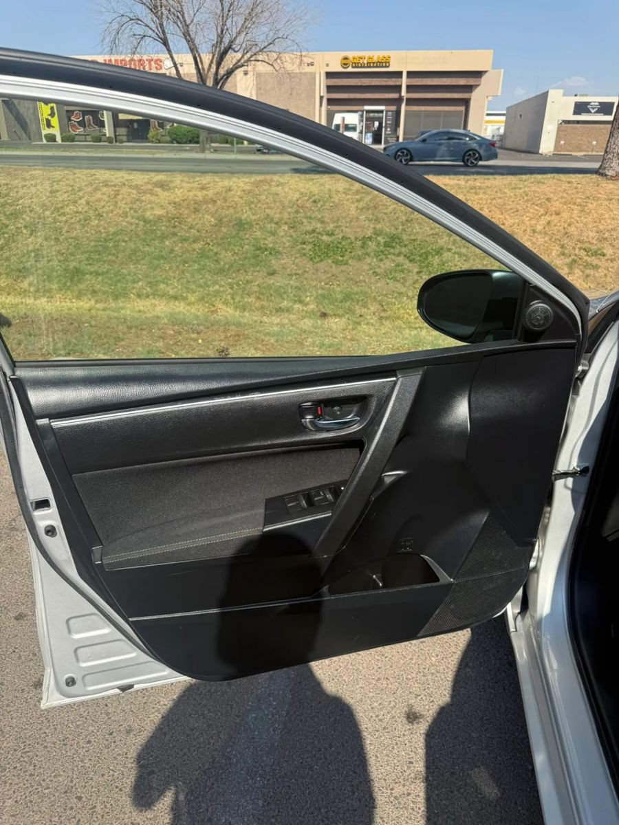 Used 2019 Toyota Corolla LE w/ Carpet Mat Package (TMS) FWD image 9