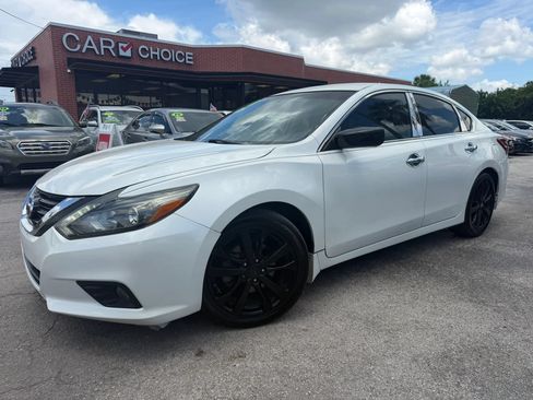 Used 2017 Nissan Altima 2.5 SR w/ Midnight Edition Package FWD image 1