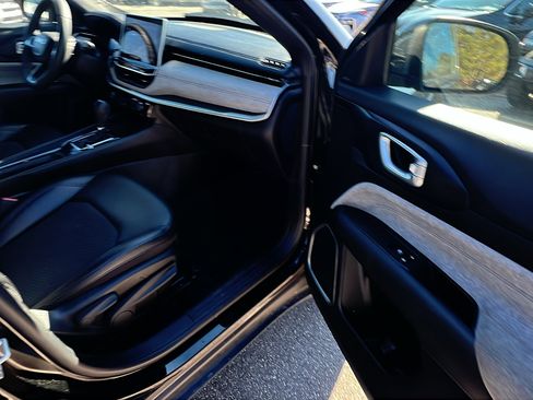 Used 2024 Jeep Compass Latitude image 19