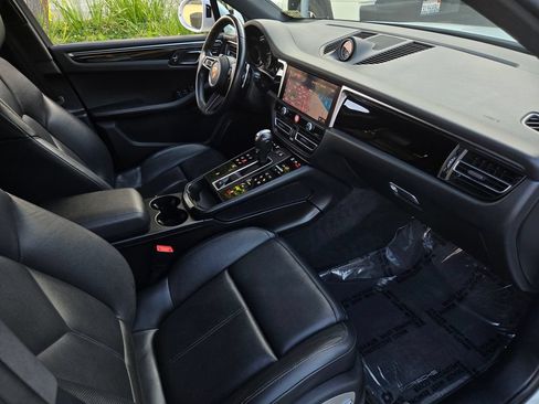 Used 2024 Porsche Macan AWD/4WD image 35