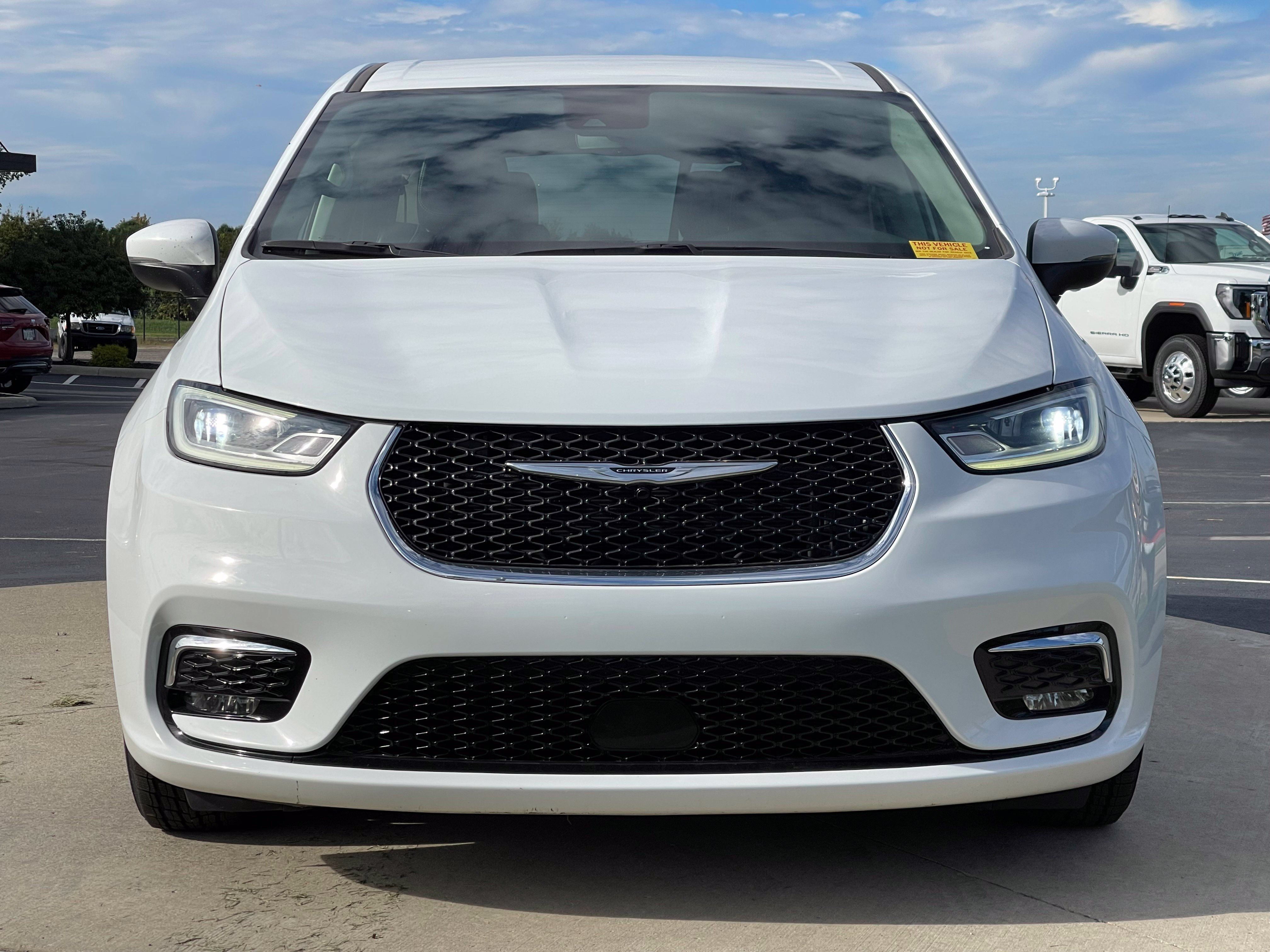 Used 2023 Chrysler Pacifica Touring-L FWD image 2