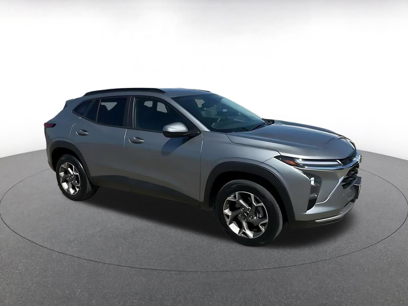 Used 2025 Chevrolet Trax LT w/ LT Convenience Package FWD image 2
