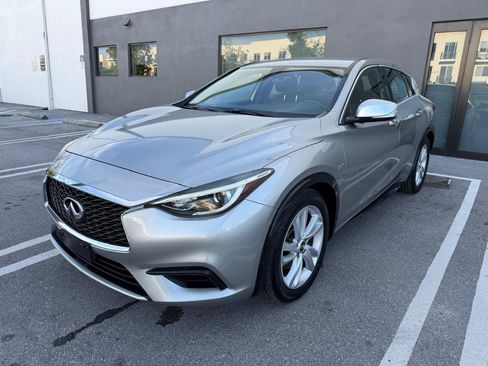 Used 2017 INFINITI QX30 FWD image 2