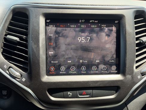 Used 2019 Jeep Cherokee Trailhawk w/ Comfort/Convenience Group AWD/4WD image 17
