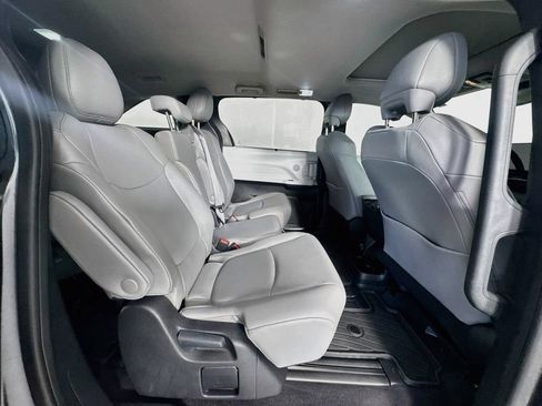 Used 2025 Toyota Sienna XLE FWD image 31