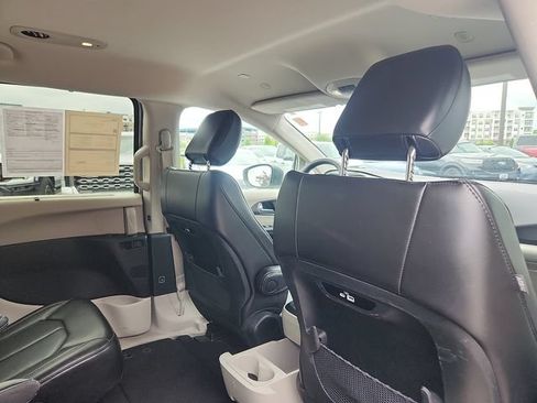 Used 2023 Chrysler Pacifica Touring-L FWD image 29