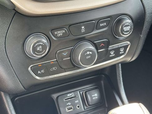Used 2016 Jeep Cherokee Latitude FWD image 28