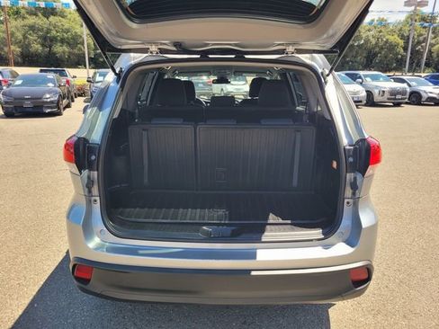 Used 2019 Toyota Highlander LE AWD/4WD image 8