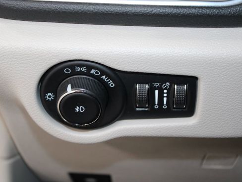 Used 2023 Chrysler Pacifica Limited FWD image 45
