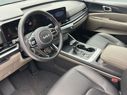 Used 2025 Kia Carnival FWD image 13
