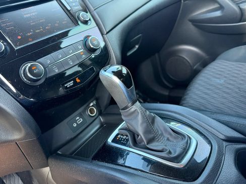 Used 2020 Nissan Rogue S FWD image 35
