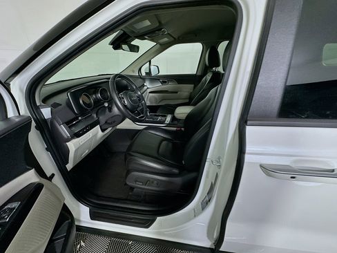 Used 2024 Kia Carnival LX image 13