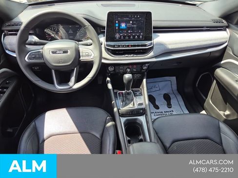 Used 2025 Jeep Compass Latitude AWD/4WD image 11