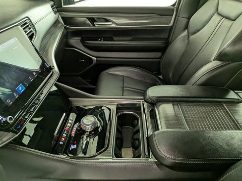 Certified 2023 Jeep Wagoneer L Series II AWD/4WD image 30