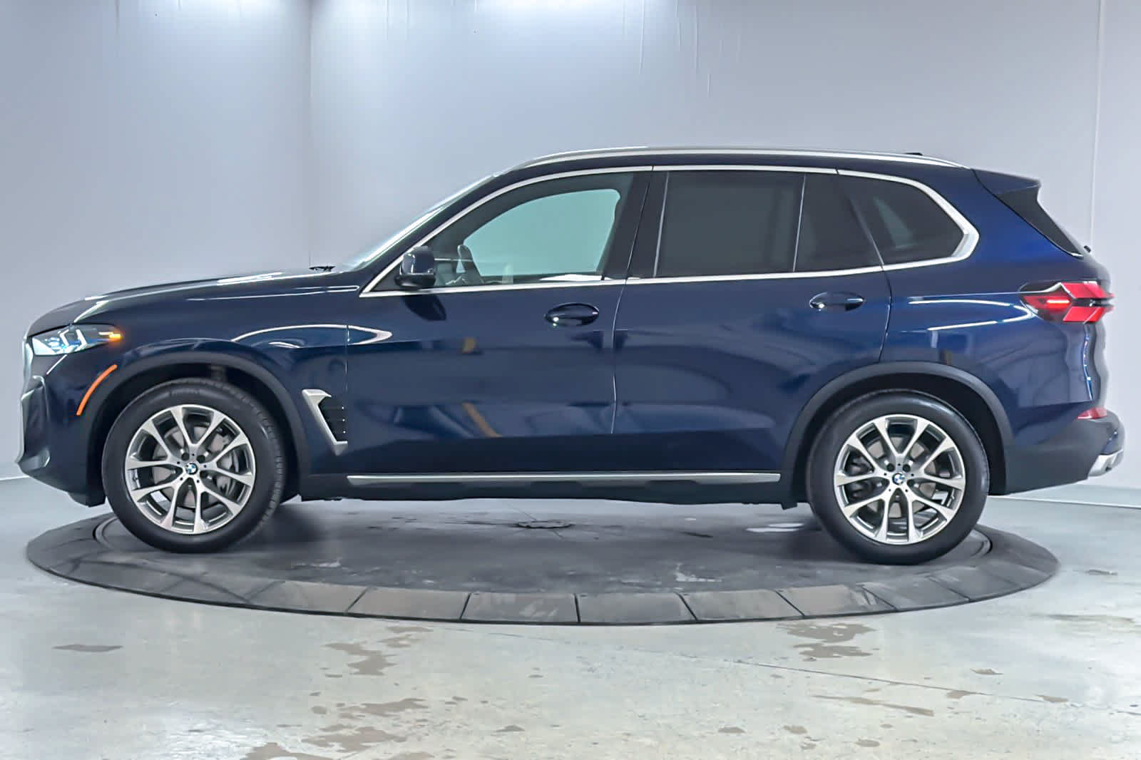 Used 2024 BMW X5 xDrive40i w/ Premium Package AWD/4WD image 5