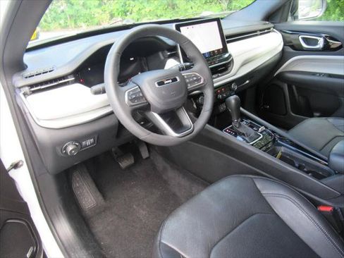 Certified 2025 Jeep Compass Limited w/ Elite Group AWD/4WD image 15