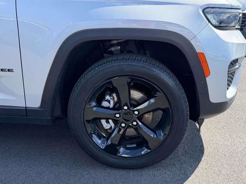 Used 2023 Jeep Grand Cherokee Altitude AWD/4WD image 11
