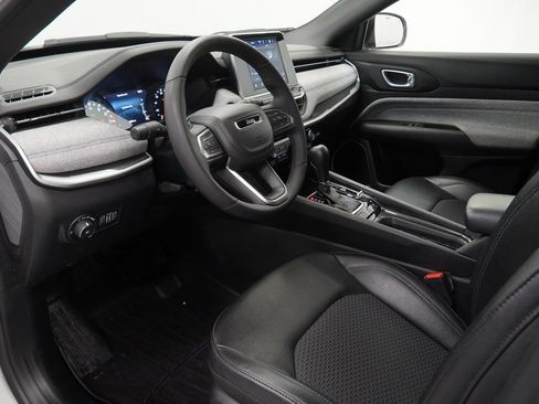 Used 2025 Jeep Compass Latitude image 19