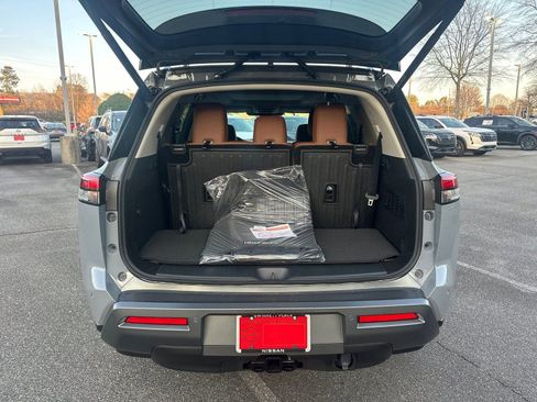 New 2026 Nissan Pathfinder Platinum image 18