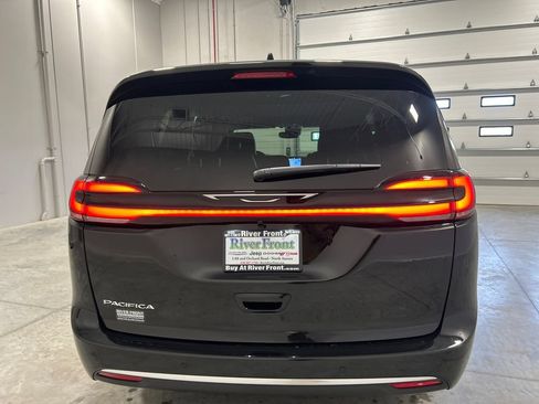 New 2027 Chrysler Pacifica Select FWD image 7