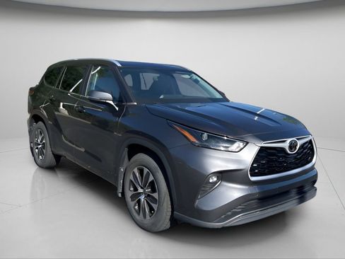 Used 2023 Toyota Highlander XLE image 2