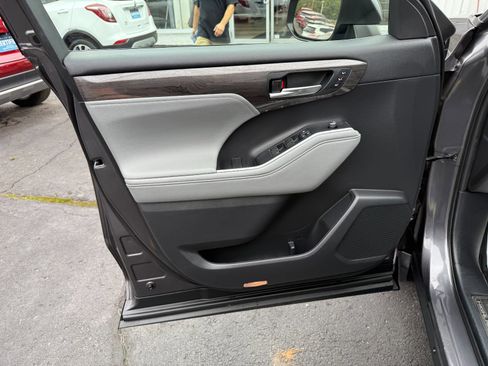 Used 2021 Toyota Highlander Platinum image 15