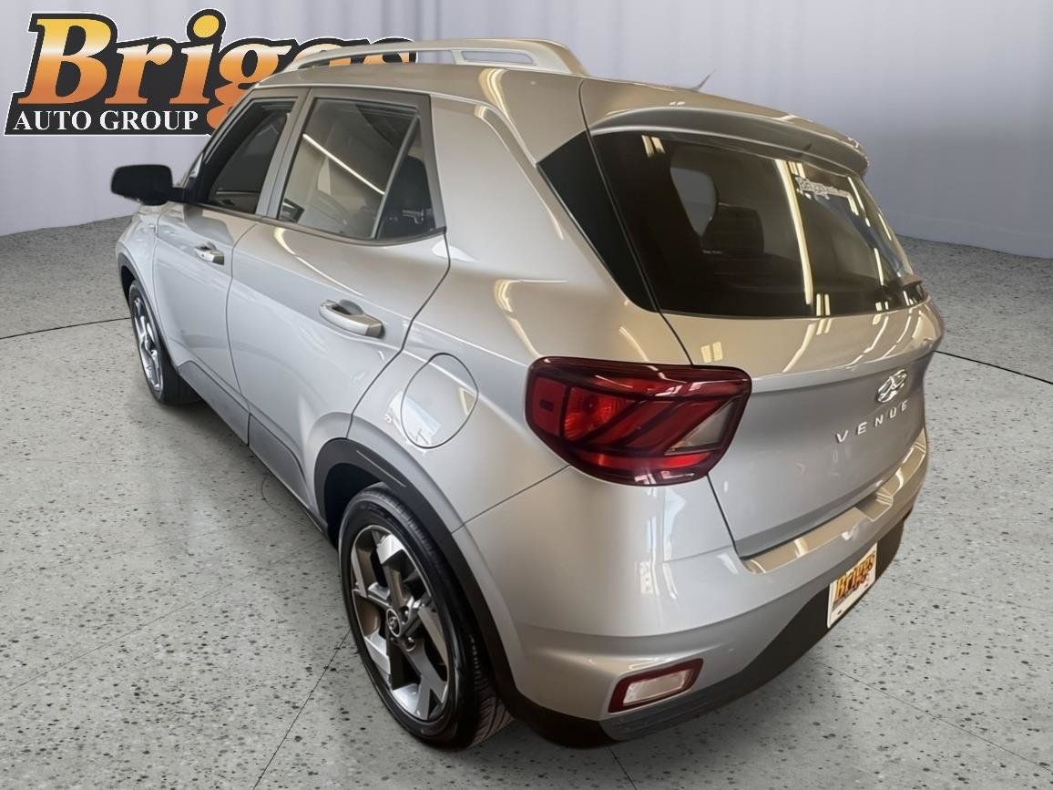 Used 2025 Hyundai Venue SEL FWD image 2
