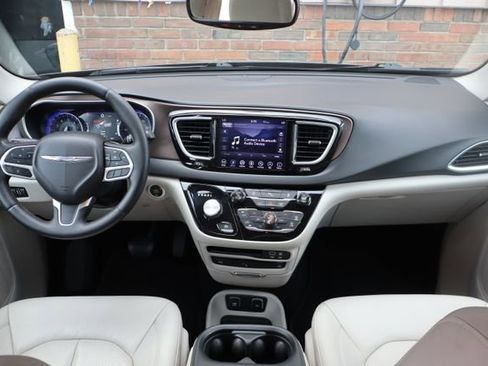 Used 2018 Chrysler Pacifica Touring-L Plus FWD image 49