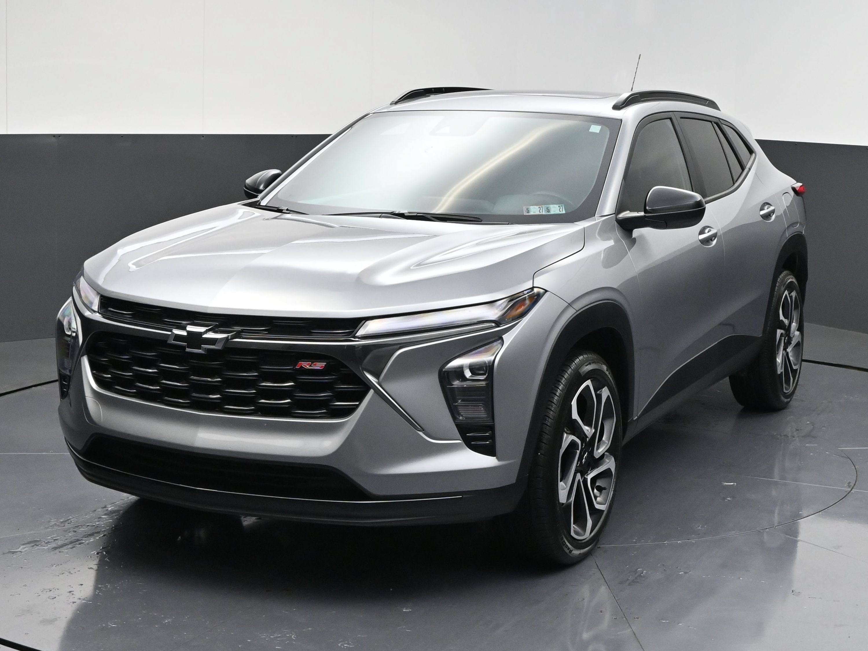 Used 2025 Chevrolet Trax RS w/ Sunroof Package FWD image 4