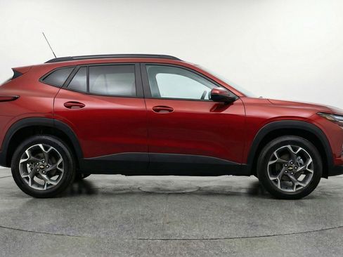 Used 2025 Chevrolet Trax LT image 11