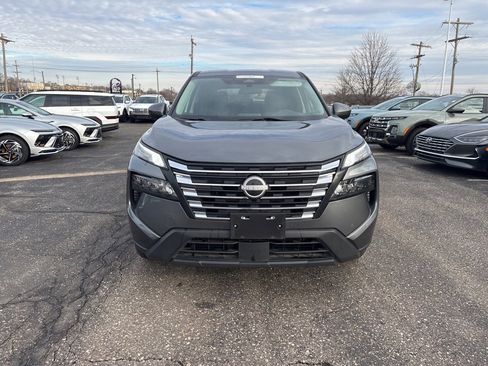 Used 2024 Nissan Rogue SV image 2
